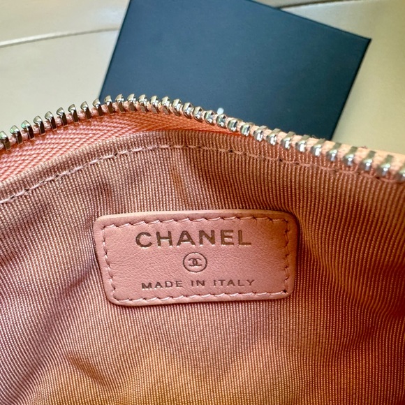 Sold x x CHANEL Quilted Small Cosmetic Case Coral - Picture 8 of 10